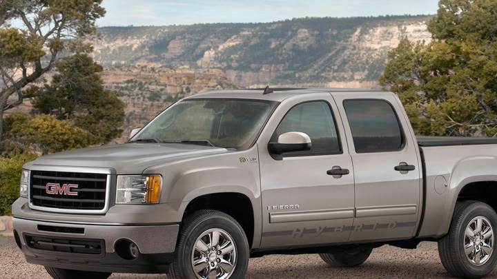 GMC Sierra Hybrid Crew Cab 2009 In Grey Near Moutains